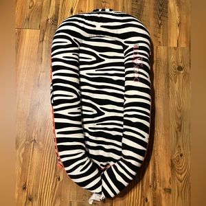 Dockatot deluxe zebra print GUC